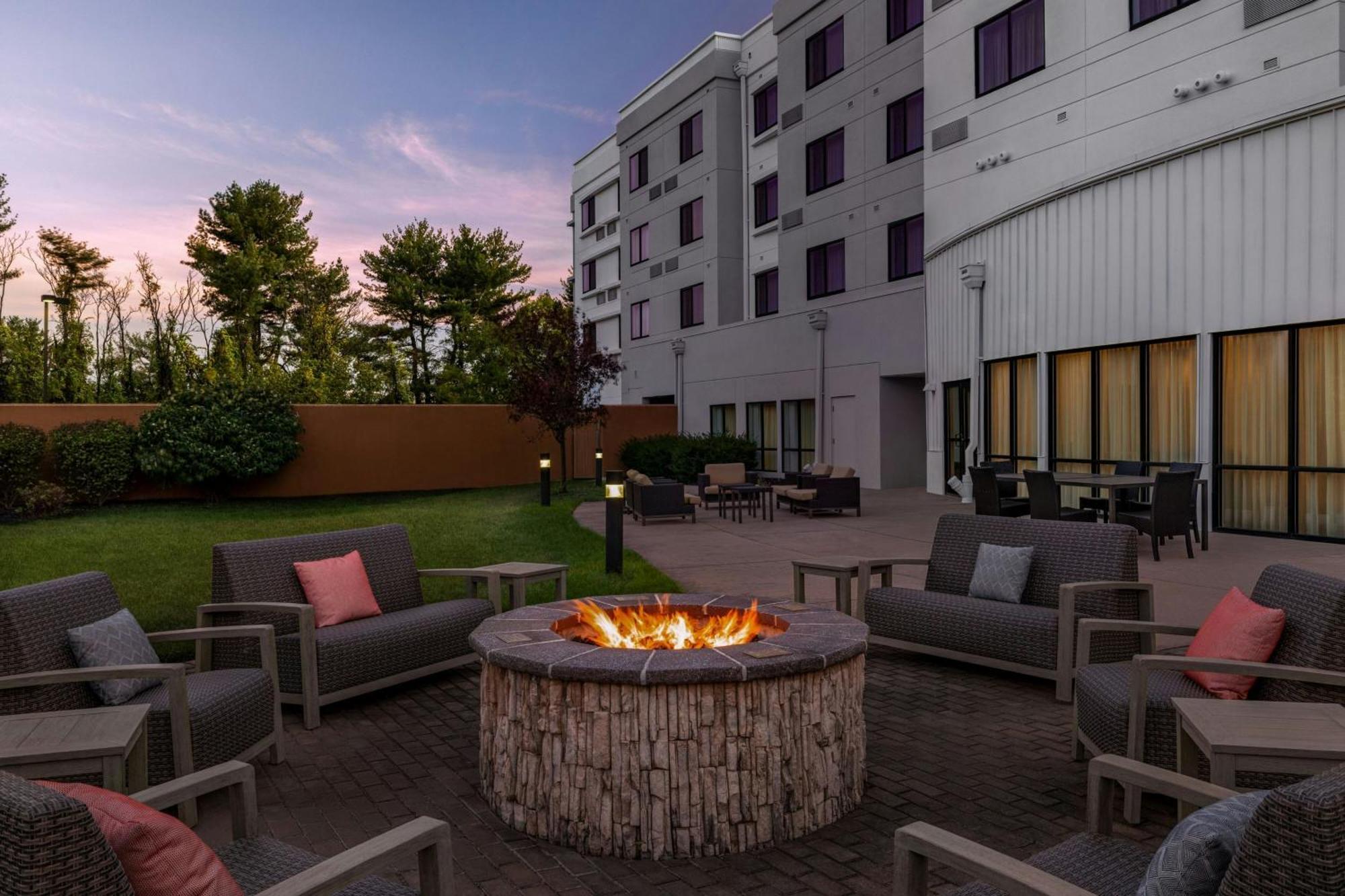 מלון Courtyard Mt. Holly Westampton מראה חיצוני תמונה